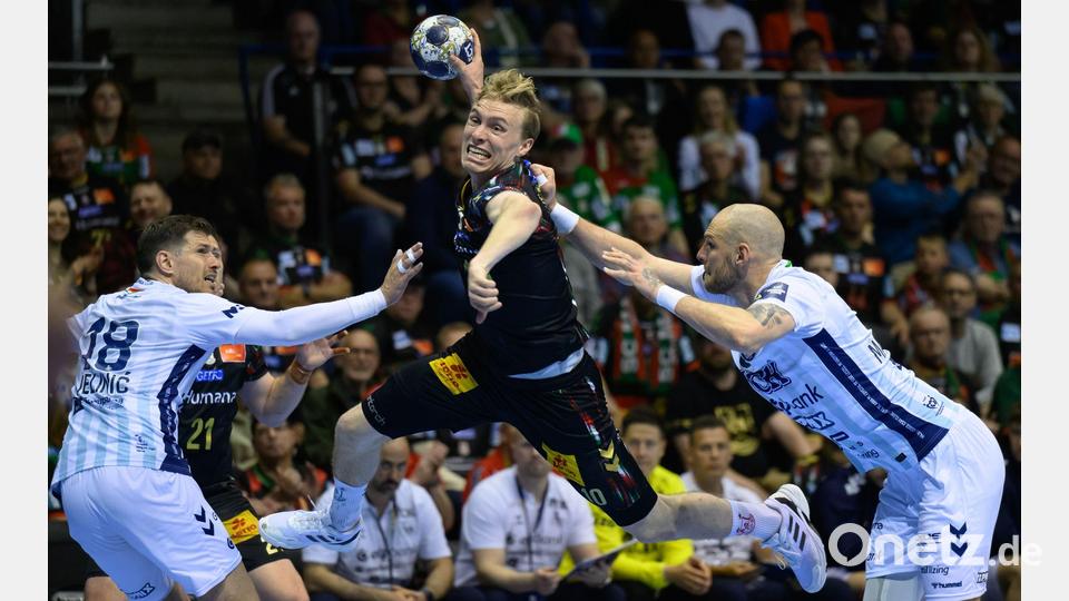 In Magdeburg wird Gisli Kristjansson (SC Magdeburg, M) von Marin Jelinic (SC Pick Szeged, l) und Borut Mackovsek (SC Pick Szeged) angegriffen. Bild: Hendrik Schmidt/dpa