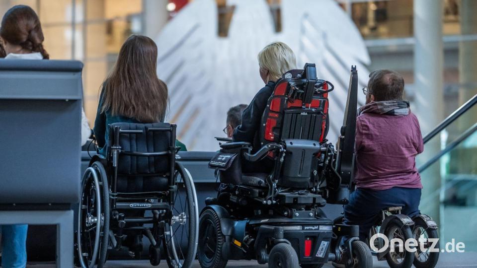 Wie kann da Leben für Menschen mit Behinderungen alltagstauglicher werden? Der Bundestag berät nun über das Behindertengleichstellungsgesetz. Bild: Michael Kappeler/dpa