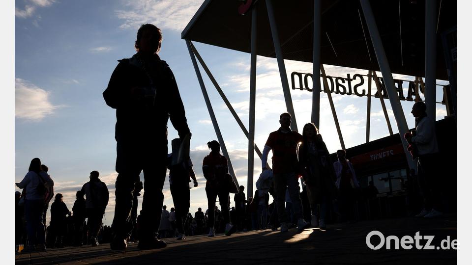 Fans kommen zum Stadion zu dem Europa League Spiel zwischen SC Freiburg - SC Braga in Freiburg im Breisgau. Bild: Philipp von Ditfurth/dpa