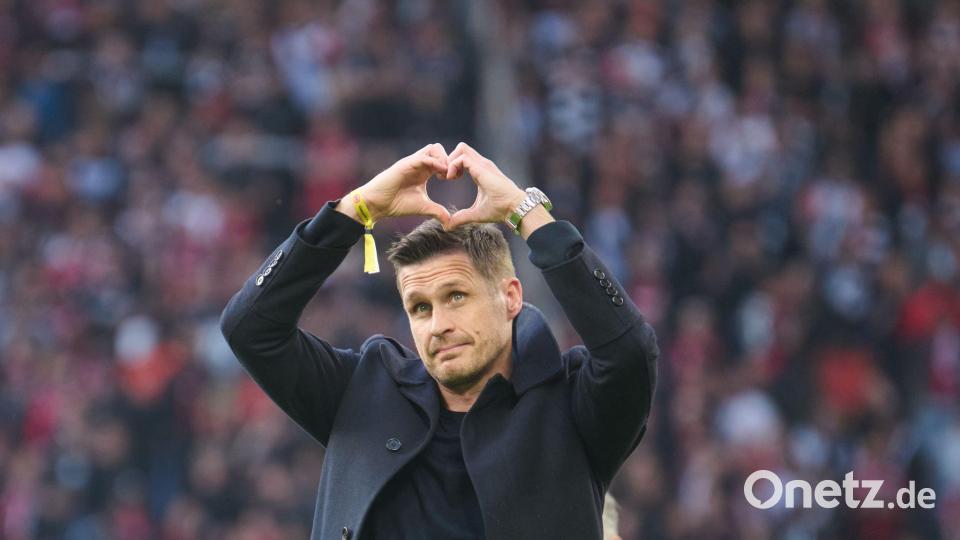 Nach seiner Verabschiedung zeigte Dortmunds Ex-Sportdirektor Sebastian Kehl ein Herz Richtung Südtribüne. Bild: Bernd Thissen/dpa