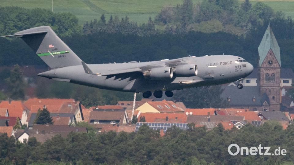 Eine Transportmaschine der US-Airforce ist im Landeanflug auf die US-Airbase Ramstein in Rheinland-Pfalz. Bild: Boris Roessler/dpa