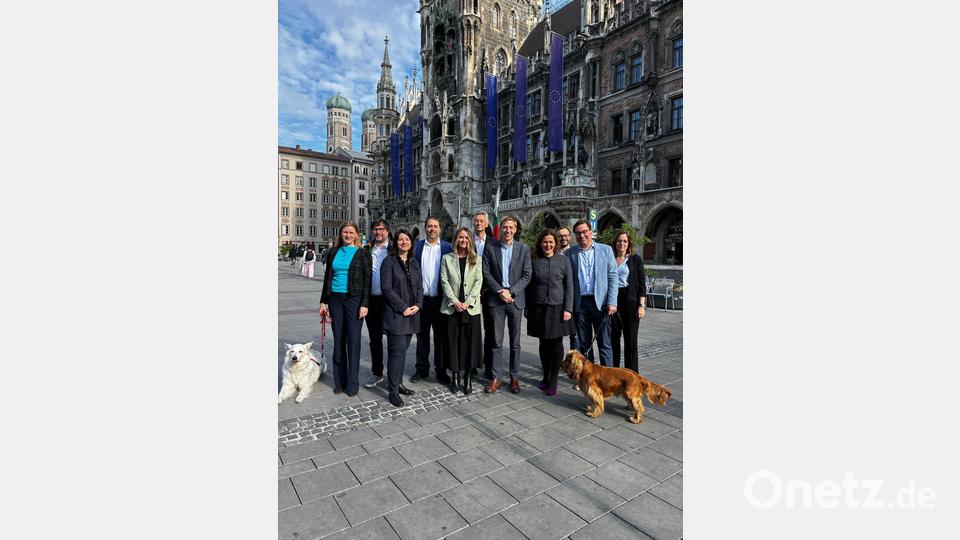Die „Mango-Koalition“ vor dem Münchner Rathaus. Bild: -/Die Grünen - Rosa Liste/dpa