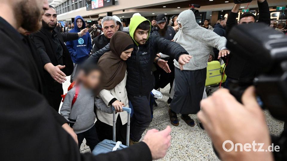 Bei der Ankunft der Frauen sei es teils zu chaotischen Szenen am Flughafen gekommen, berichten australische Medien. Bild: Joel Carrett/AAP/dpa