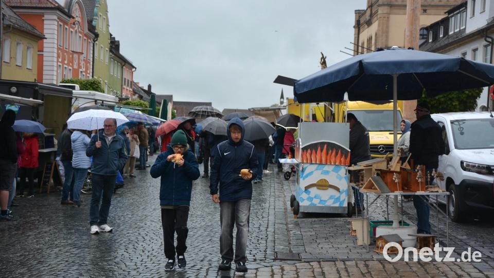 Regenschirme waren das beherrschende Bild des Donnerstag-Wochenmarktes auf dem Kemnather Stadtplatz. 22 Fieranten sorgten für ein abwechslungsreiches Angebot heimischer und regionaler Produkte. Bild: jr