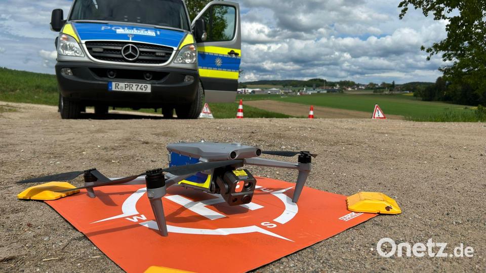 Die Verkehrspolizeiinspektion Amberg und die Grenzpolizeiinspektion Waidhaus unterstützten die Einsatzkräfte mit Drohnen. Bild: PI Oberviechtach