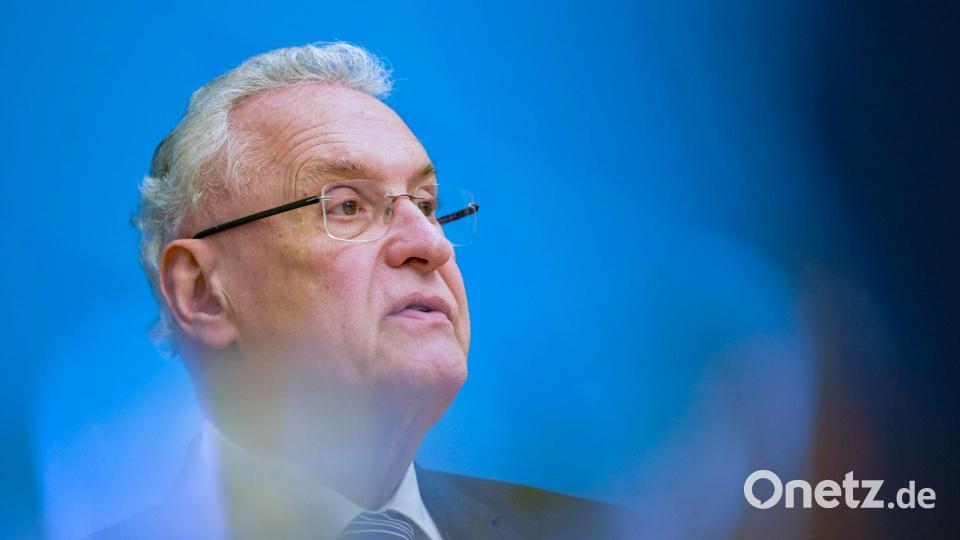 Die Einbürgerung muss aus Sicht von Bayerns Innenminister Joachim Herrmann der Schlussstein einer über viele Jahre gelungenen Integration sein. (Archivbild) Bild: Malin Wunderlich/dpa
