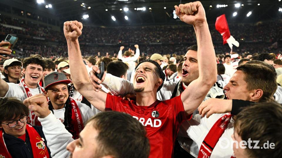 Ekstase nach dem Final-Einzug: Stürmer Igor Matanovic jubelt mit den Fans. Bild: Tom Weller/dpa