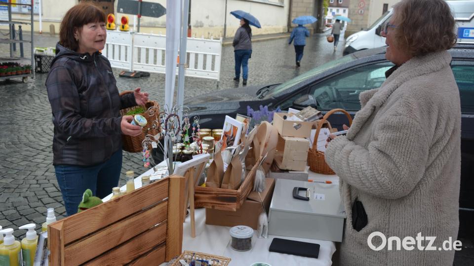 Vertreten war auch der Klosterladen der Abtei Waldsassen, die unter anderem das neu erschienene Buch „Faszination Wildkräuter“ verkauften. Bild: jr
