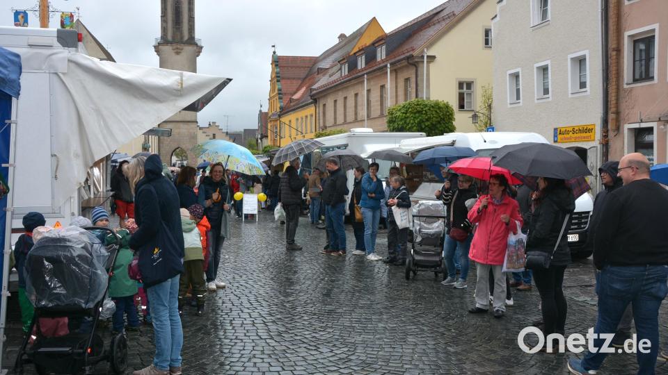 Regenschirme waren das beherrschende Bild des Donnerstag-Wochenmarktes auf dem Kemnather Stadtplatz. 22 Fieranten sorgten für ein abwechslungsreiches Angebot heimischer und regionaler Produkte. Bild: jr