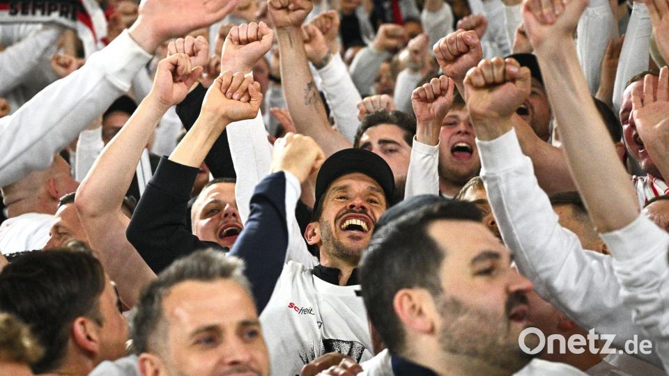 Trainer Julian Schuster vom SC Freiburg feiert mit Fans den Sieg gegen den SC Braga und den Einzug ins Europa-League-Finale. Bild: Tom Weller/dpa