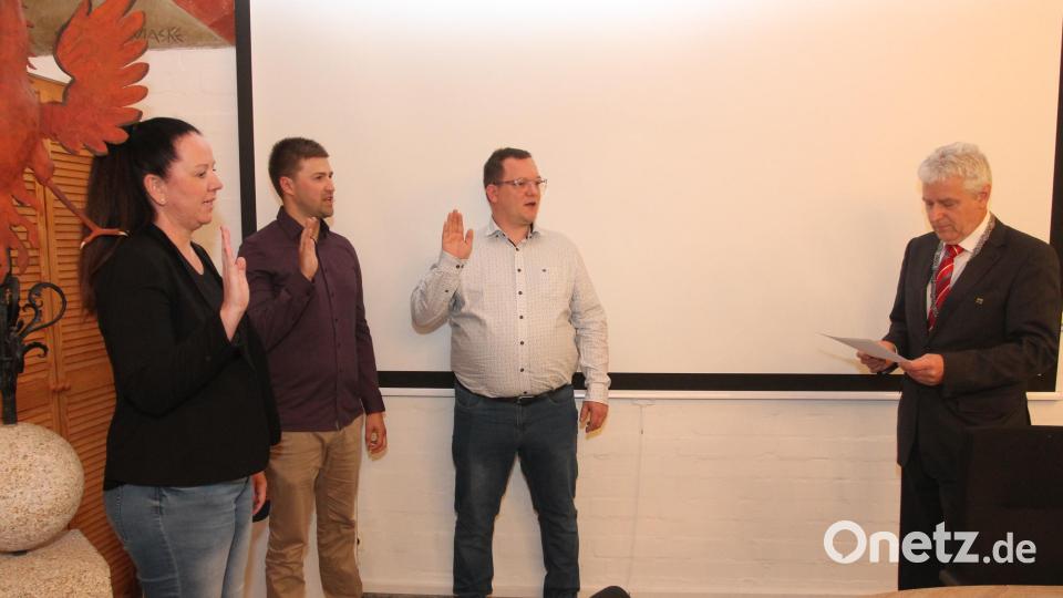Bürgermeister Robert Lindner (rechts) vereidigte die neuen Ratsmitglieder Nadine Gralla-Sommer, Christian Kurz und Dennis Lange (von links) Bild: pi