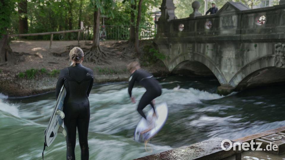 Neue Welle: Junge Surfer sind an der Eisbachwelle im Englischen Garten in München in Aktion. Bild: Ehsan Monajati/dpa
