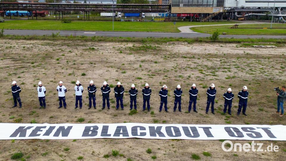 Auszubildende vom Energiekonzern Leag nehmen an einer Protestaktion auf dem Baufeld eines geplanten Gaskraftwerkrs in der Lausitz teil. Bild: Patrick Pleul/dpa
