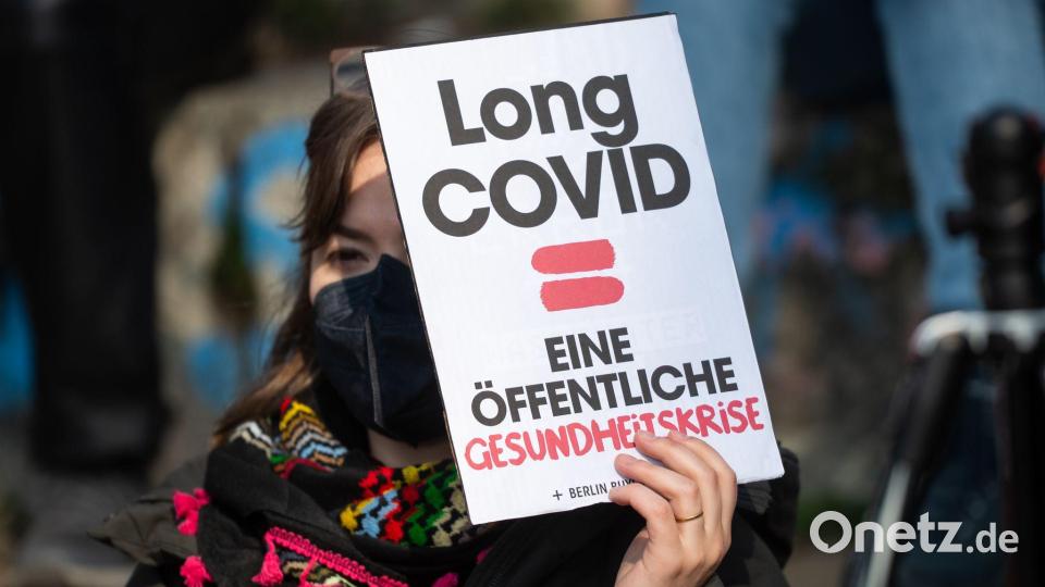 Immer wieder demonstrieren Menschen für eine bessere Behandlung von Folgeerkrankungen der Corona-Pandemie. (Archivbild) Bild: Christophe Gateau/dpa