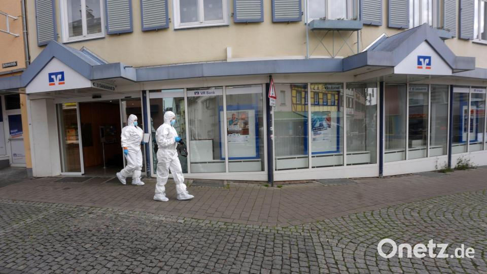 Nach der Befreiung von zwei Personen ist die Spurensicherung im Einsatz. Bild: Thomas Frey/dpa