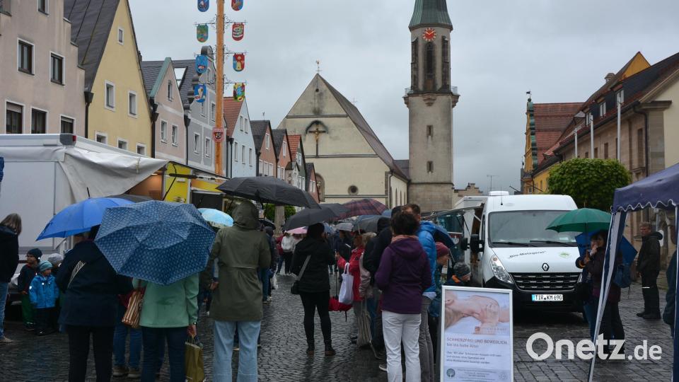 Regenschirme waren das beherrschende Bild des Donnerstag-Wochenmarktes auf dem Kemnather Stadtplatz. 22 Fieranten sorgten für ein abwechslungsreiches Angebot heimischer und regionaler Produkte. Bild: jr