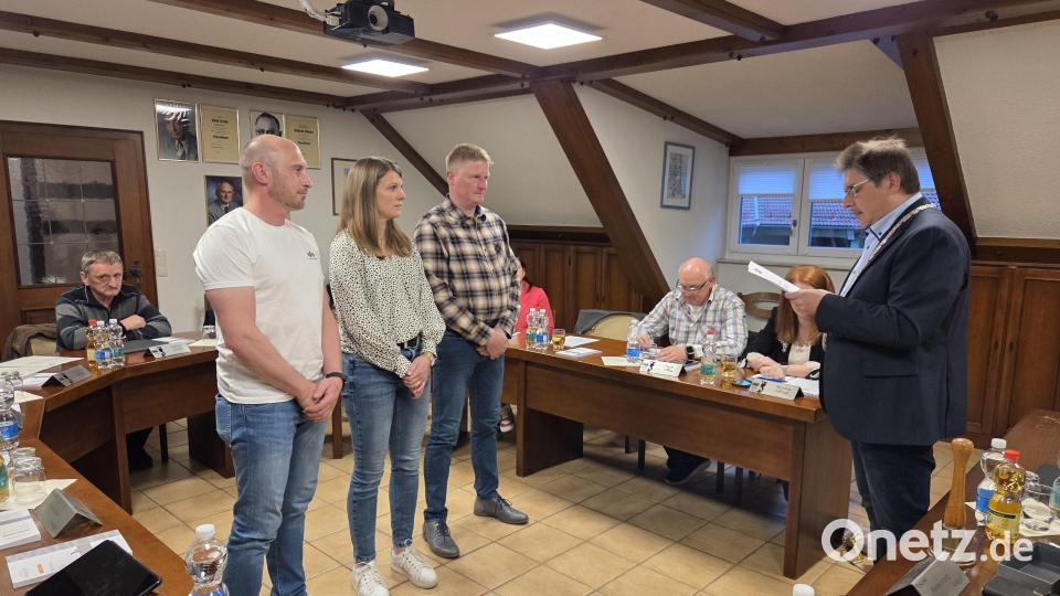 Bürgermeister Wolfgang Bock (rechts) vereidigte Anton Plödt (von links), Johanna Bauer und Hubert Völkl. Bild: Gemeinde Georgenberg