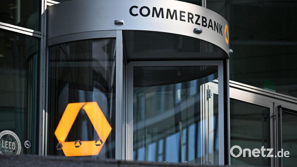 Anfang 2025 hatte die Commerzbank den Abbau von fast 4.000 Vollzeitstellen angekündigt, überwiegend in Deutschland. (Archivbild) Bild: Michael Brandt/dpa