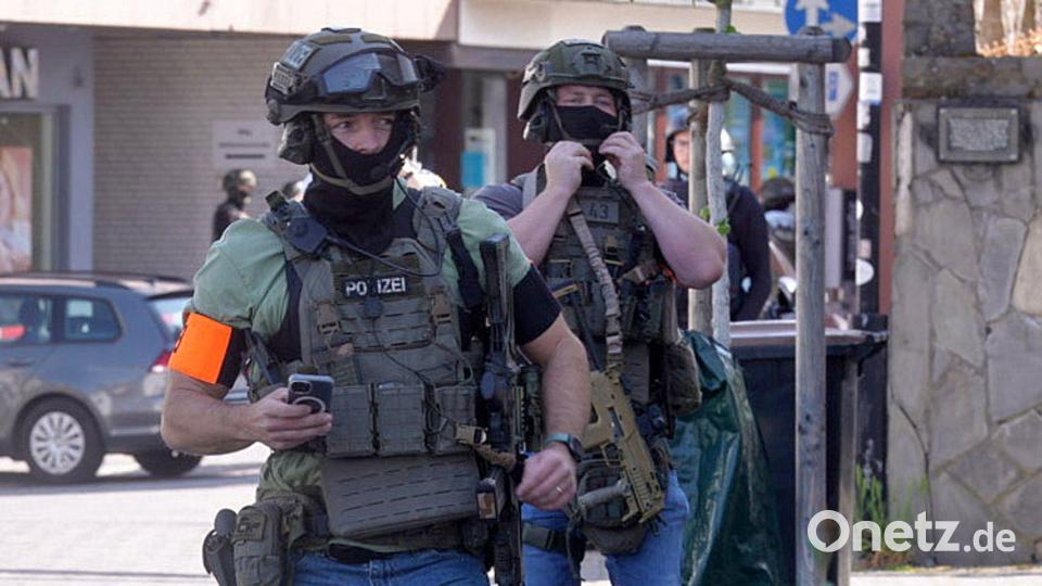 Polizisten mit Spezialausrüstung sind in Sinzig im Kreis Ahrweiler bei einer Geiselnahme im Einsatz. Bild: Thomas Frey/dpa