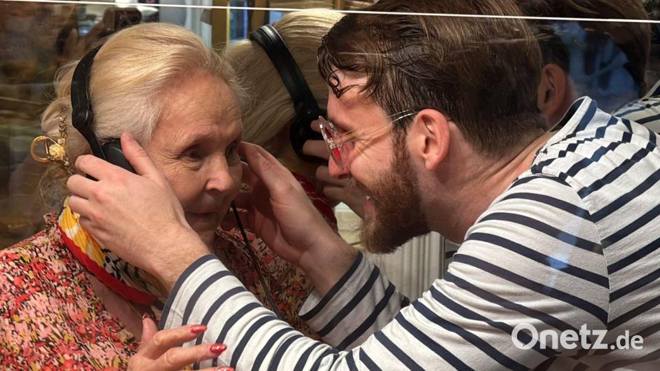 Jung und Alt feiern zur Musik von „DJ Baguette“. Bild: Rachel Sommer/dpa