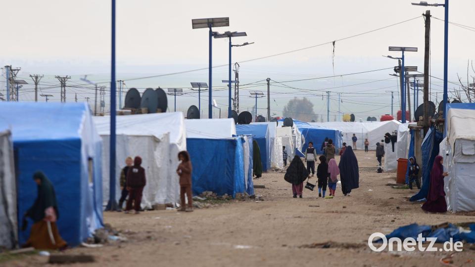Vor ihrer Rückkehr nach Australien sollen die Frauen und ihre Kinder mehrere Jahre im Roj-Lager gelebt haben. (Archiv) Bild: Baderkhan Ahmad/AP/dpa