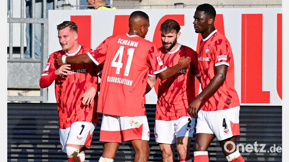 FCK-Jubel um Torschütze Simon Asta (Nr. 2). Bild: Uwe Anspach/dpa