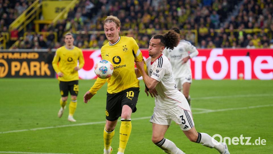 Dortmunds Julian Brandt im Duell mit Frankfurts Arthur Theate. Bild: Bernd Thissen/dpa