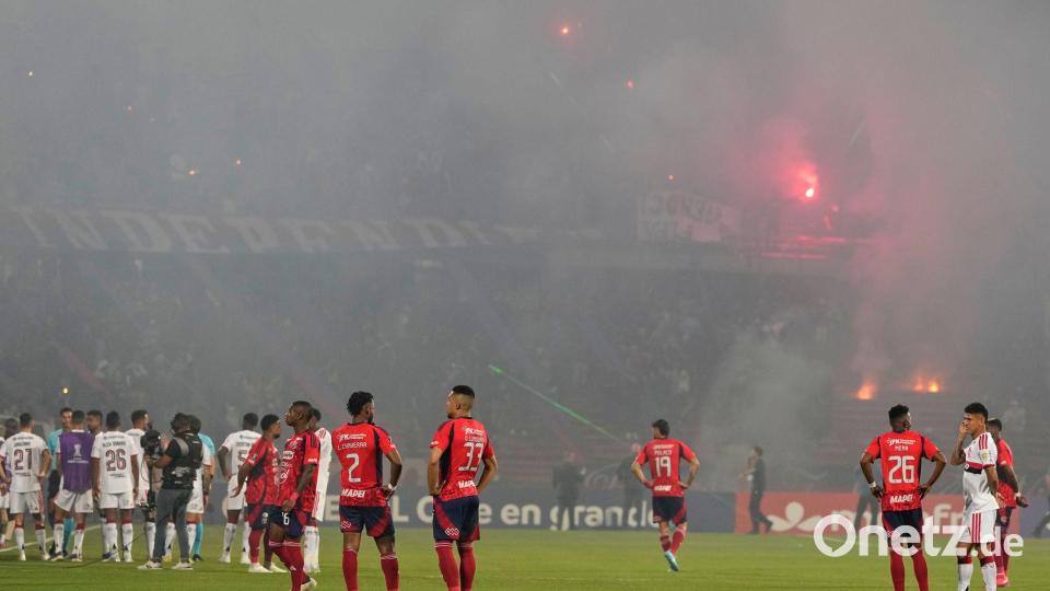 Fans von Medellin sorgen für den Spielabbruch. Bild: Fernando Vergara/AP/dpa
