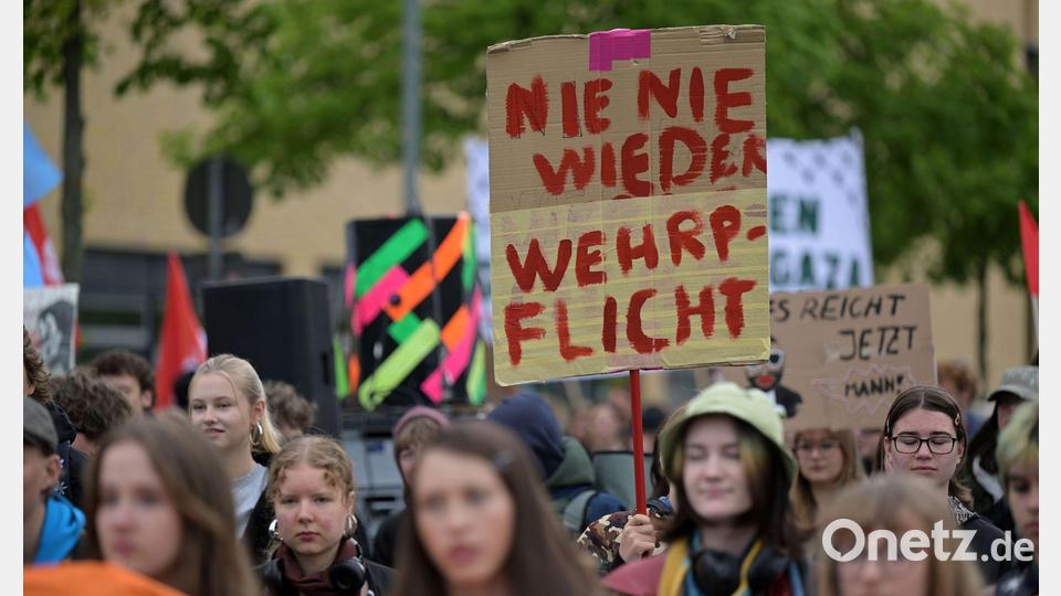 Teilnehmerinnen protestieren beim Schulstreik gegen die Wehrpflicht in Potsdam. Bild: Michael Bahlo/dpa