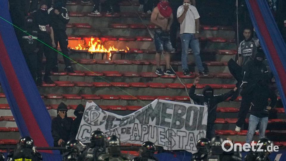 Auch im Stadion gab es Verwüstungen. Bild: Fernando Vergara/AP/dpa
