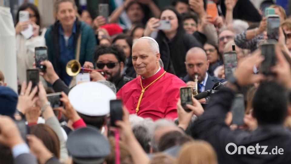 Papst Leo XIV. begrüßt Gläubige während seines Besuchs im italienischen Pompeji. Bild: Gregorio Borgia/AP/dpa