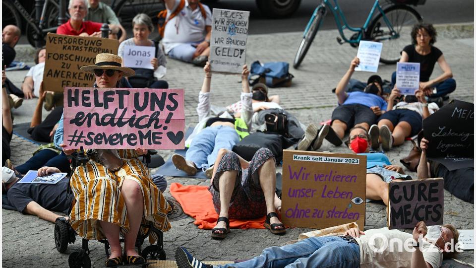 Demonstrieren im Liegen - ME/CFS-Betroffene wollen in mehreren Städten so wieder auf sich aufmerksam machen. (Archivbild) Bild: Soeren Stache/dpa