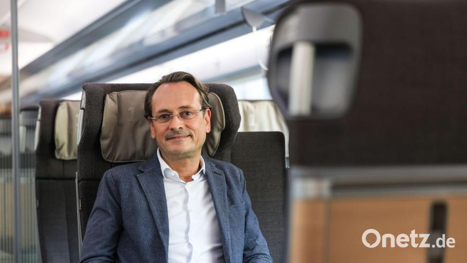 Bahn-Fernverkehrsvorstand Michael Peterson sieht eine größere Akzeptanz von langen Zugreisen. (Archivbild) Bild: Oliver Berg/dpa