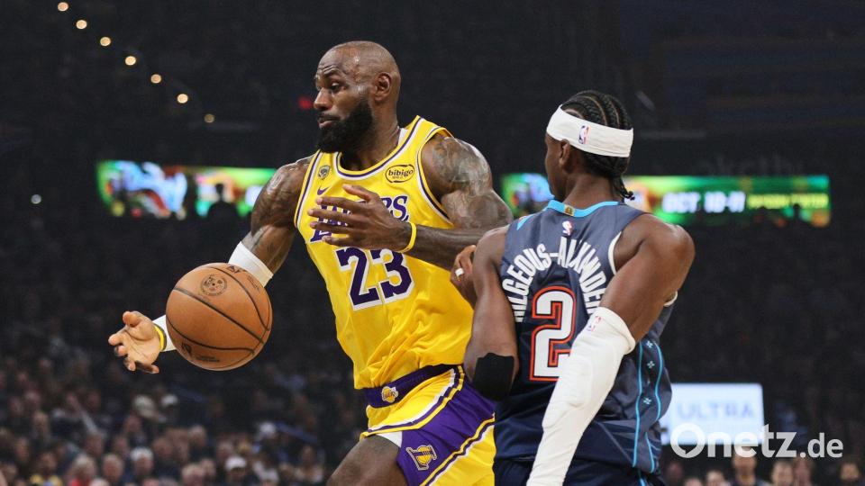 LeBron James (l.) stand zum 300. Mal in einem Playoff-Spiel auf dem Parkett. Bild: Nate Billings/AP/dpa