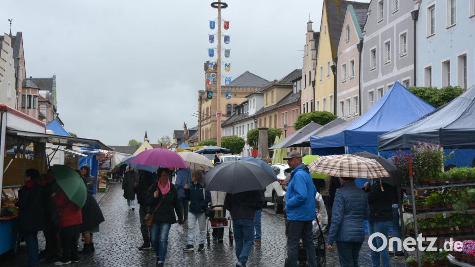 Regenschirme waren das beherrschende Bild des Donnerstag-Wochenmarktes auf dem Kemnather Stadtplatz. 22 Fieranten sorgten für ein abwechslungsreiches Angebot heimischer und regionaler Produkte. Bild: jr