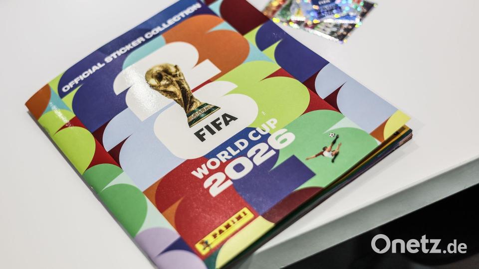 Nun erstmals mit 48 Mannschaften: das Panini-Sammelalbum zur Fußball-WM. Bild: Bruno Fahy/Belga/dpa