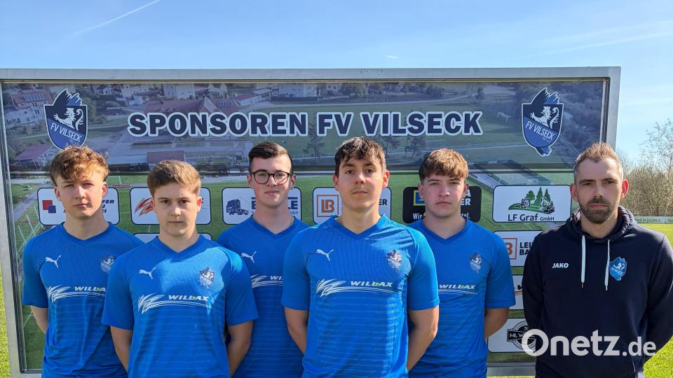 Der Trainer des FV Vilseck Tobias Graßler (rechts) mit fünf Jugendspielern, die zur kommenden Saison in den Herrenbereich aufrücken werden: (von links) Raphael Geier, Lukas Liermann, Lucas Stubenvoll, Christoph Trettenbach und Florian Sertl. Bild: FV Vilseck