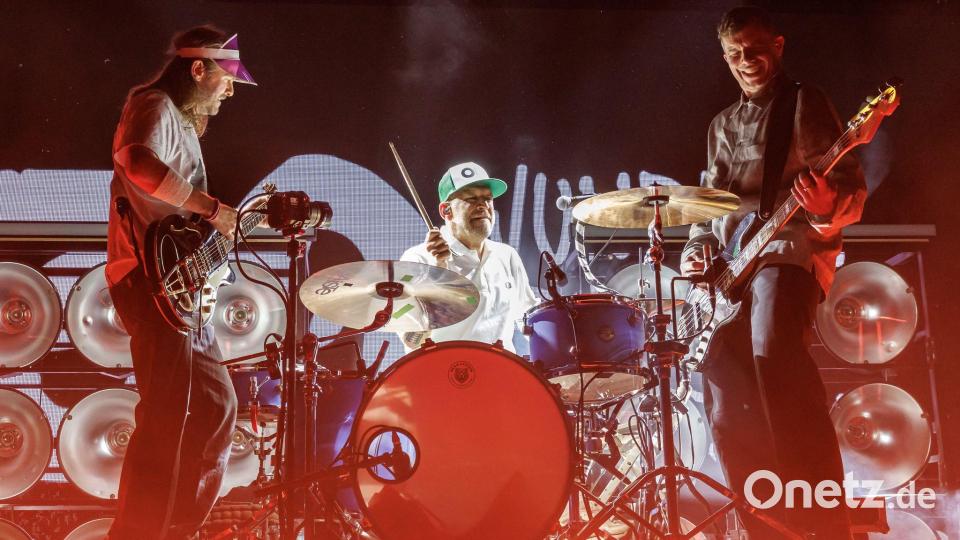 Sänger Peter Brugger (l-r), Schlagzeuger Florian Weber und Bassist Rüdiger Linhof von der deutschen Indie-Rock-Band "Sportfreunde Stiller" spielen zum Auftakt ihrer Tour "30 wunderbare Jahre" in der Heinrich-Lades-Halle in Erlangen. Bild: Daniel Karmann/dpa