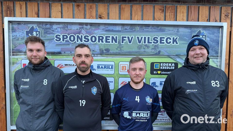 Das Trainerteam des FV Vilseck präsentiert mit Fabian Bertelshofer (Zweiter von rechts) den ersten Neuzugang für die kommende Saison. Bild: FV Vilseck