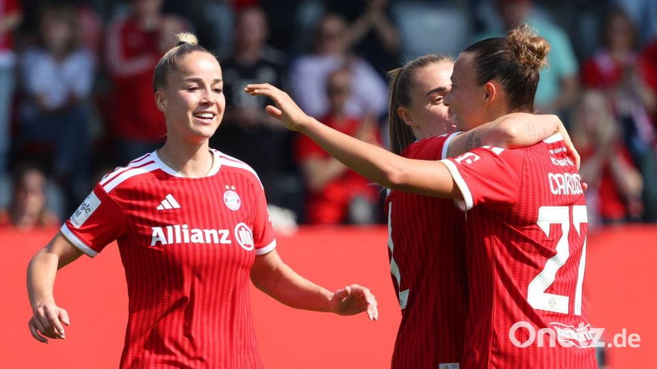 Die Bayern-Fußballerinnen freuen sich über das frühe Führungstor mit Schützin Arianna Caruso. Bild: Karl-Josef Hildenbrand/dpa