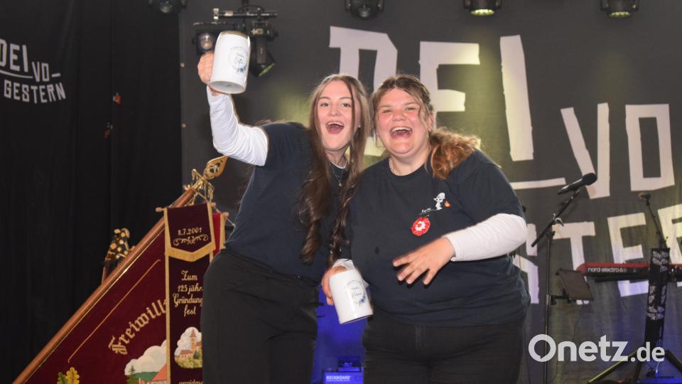 Diese beiden Festdamen hatten sichtlich Spaß beim 150jährigen Gründungsfest der Feuerwehr Willhof. Bild: bnr