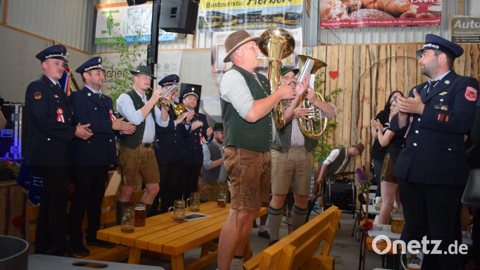 Mit ihrer schmissigen Blasmusik sorgte die "Willhofer Feierwehrkapelln" für beste Stimmung in der Festhalle. Bild: bnr