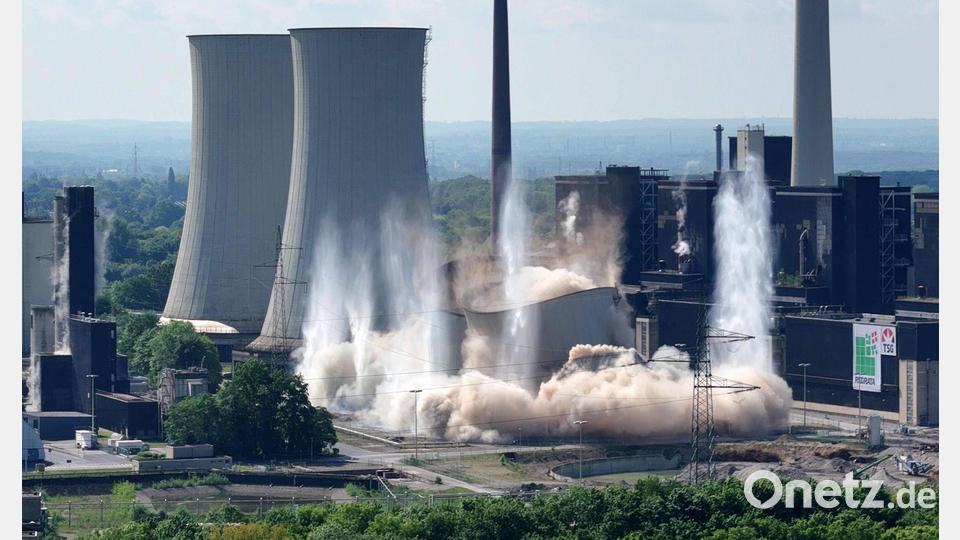 Einstürzende Industriebauten: Zwei Kühltürme eines Kohlekraftwerks in Gelsenkirchen fallen bei einer Sprengung in sich zusammen Bild: Henning Kaiser/dpa