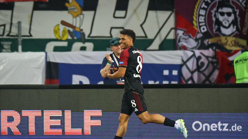 Der vor dem Spiel verabschiedete Henri Koudossou jubelt nach seinem Treffer zum 2:0. Bild: Daniel Karmann/dpa