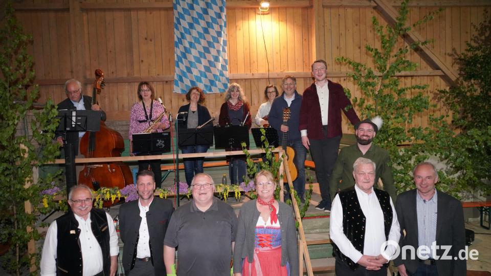 Die Musikerinnen und Musiker der 34. Lennersriether Sitzweil mit Moderatorin Doris Vitzthum (vorne Mitte) und Bürgermeister und Dorfsprecher Georg Bocka (rechts) Bild: fvo