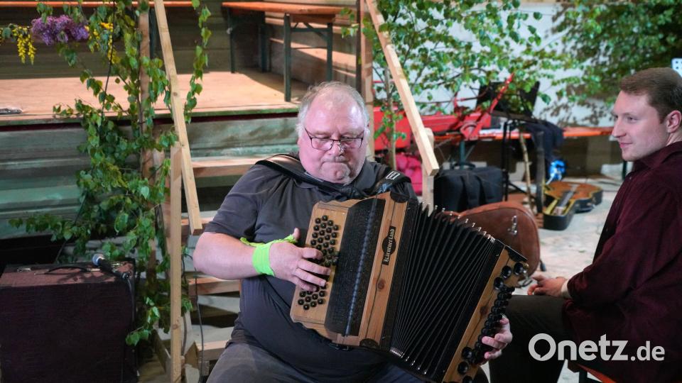Ludwig Schieder spielt auf seiner Steirischen auf. Bild: fvo