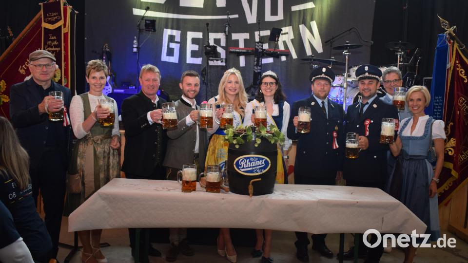 Schirmherr Markus Schiesl (Dritter von links) stieß mit den geladenen Ehrengästen, darunter die Bierkönigin Anna und die Bierprinzessin Annika, auf ein gutes Gelingen des Festes an. Bild: bnr