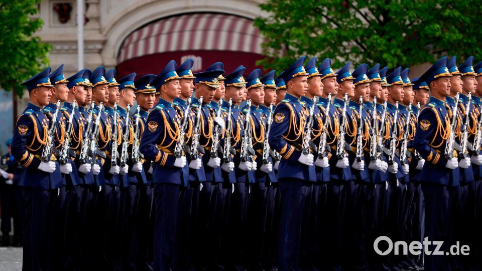 Gefährliche Unterstützung oder das letzte Aufgebot? Nordkoreanische Soldaten stehen in Reih und Glied vor der Militärparade zum Tag des Sieges in Moskau. Bild: Pavel Bednyakov/Pool AP/AP/dpa