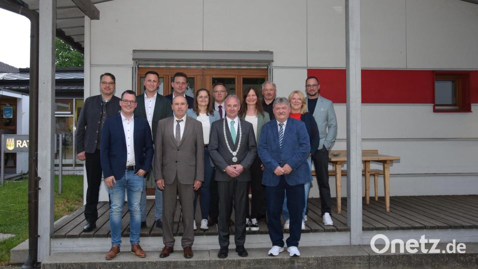 Der Marktgemeinderat für die Legislaturperiode 2026 bis 2032: Alexander Anzer, Roman Bauer, Georg Bocka, Hans-Peter Reil (vorne, von links). Andreas Troidl, Daniel Bergmann, Christian Müller, Sophia Mäckl, Dr. Michael Troidl, Manuela Grünauer, Michael Steiner, Kerstin Duric und Georg Stahl (hintere Reihe, von links). Bild: Tanja Pflaum