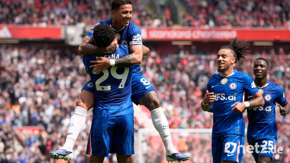 Chelseas Enzo Fernandez (oben) bejubelt sein Tor zum 1:1 mit seinem Mannschaftskameraden Wesley Fofana. Bild: Peter Byrne/PA Wire/dpa